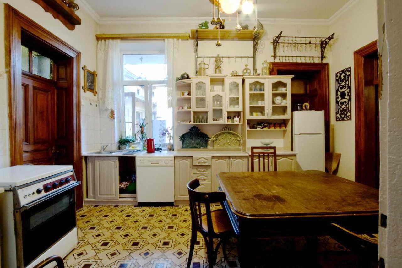 "Eva Stories" Movie Apartment On Rynok Square Львов Экстерьер фото