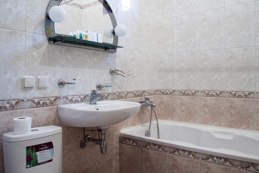 "Eva Stories" Movie Apartment On Rynok Square Львов Экстерьер фото
